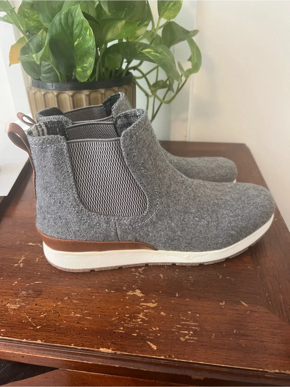 NWOT BOC Born Kara Faux Wool Ankle Chelsea Boots Booties Grey Pull On 8.5M